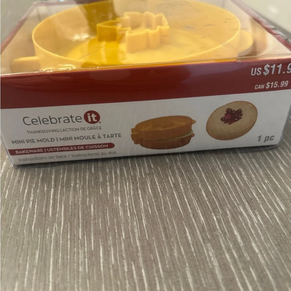 Thanksgiving Fall Maple Leaf Mini‎ Pie Mold